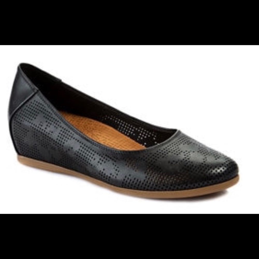 BareTraps Women’s Flats